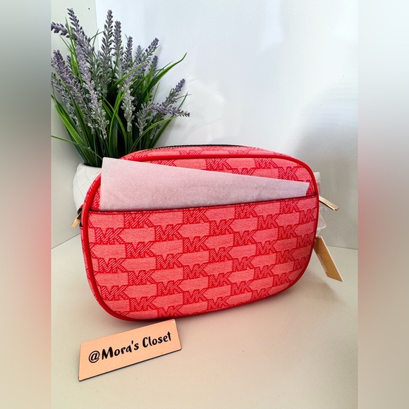 Michael Kors Jet Set Travel MD
Oval Camera Crossbody Bag - Picture 2 of 9